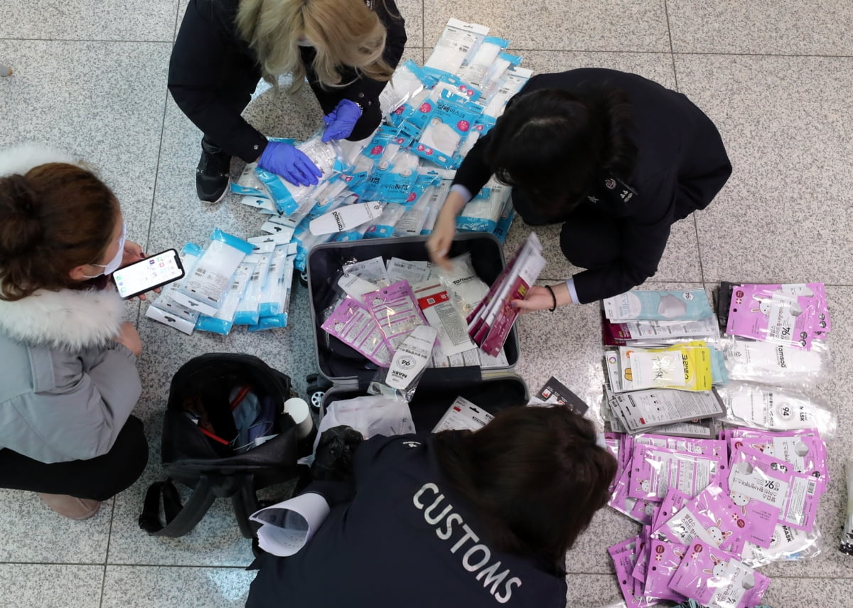 마스크 2만 개 버린 채 출국…해외반출 단속에 줄행랑