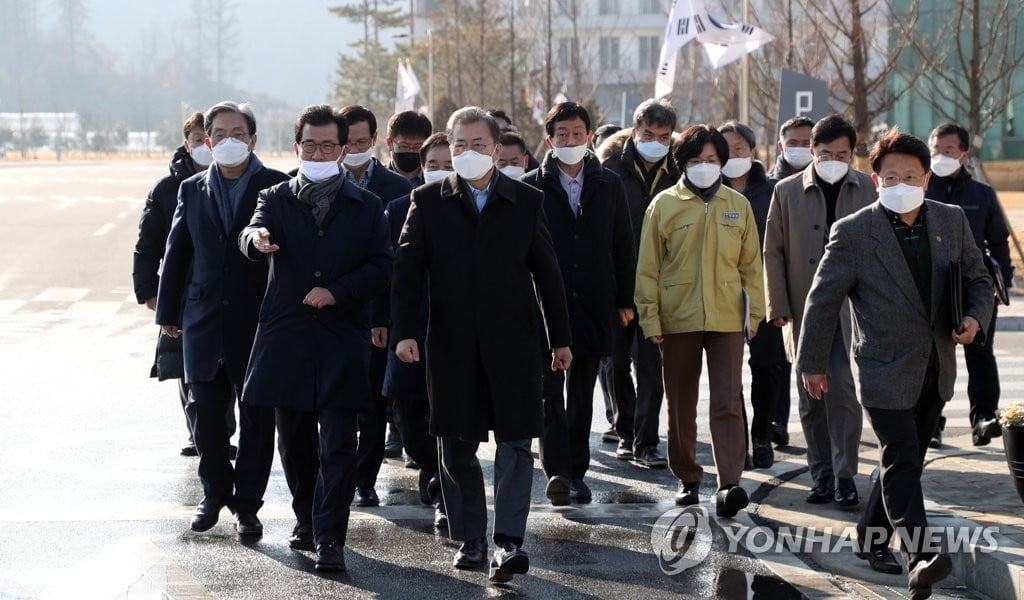 문 대통령, 교민 격리시설 방문…"신종코로나 충분히 극복 가능"