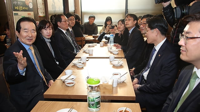 정세균 총리, 광화문 식당 찾아 `소비진작` 독려…“추경 편성은 아직"