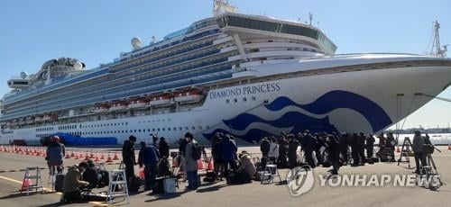 외교부 "일본 크루즈 한국인 14명, 국내 이송요청 없다"