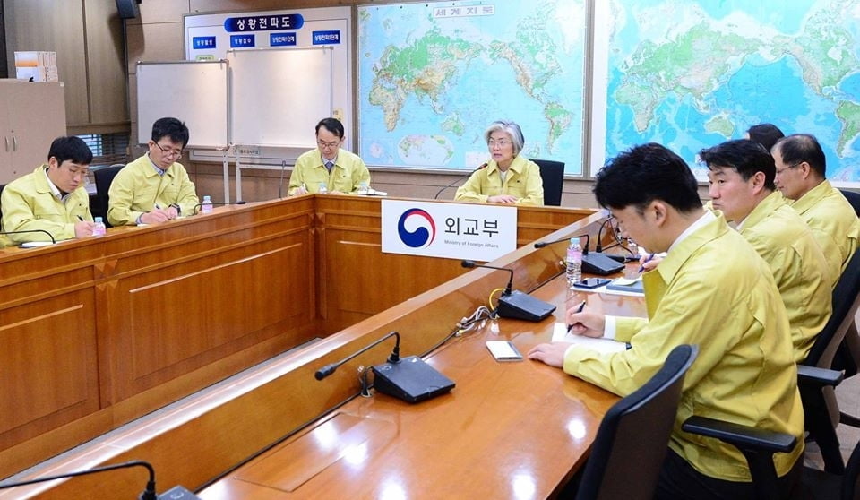 강경화, 우한 남은 영사들 격려…"여러분 덕분에 국민 안전"