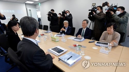 지난 5일 서울 서초구 삼성생명 서초타워에서 열린 삼성 준법감시위원회 첫 회의에서 위원들이 김지형 위원장(왼쪽 뒷모습)과 이야기를 나누고 있다.