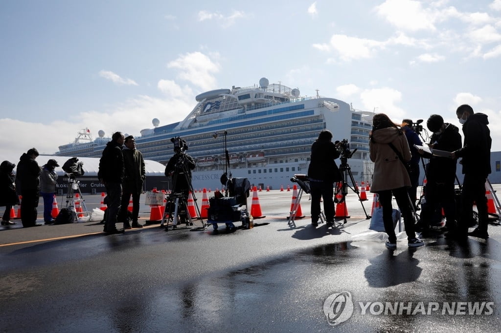 日, `코로나19` 첫 사망자...218명 감염 `선상감옥` 크루즈