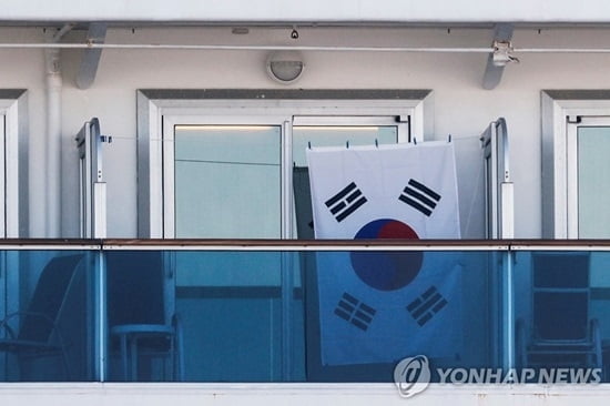 공포의 `日 크루즈` 한국인 14명…조기하선 어려운 이유
