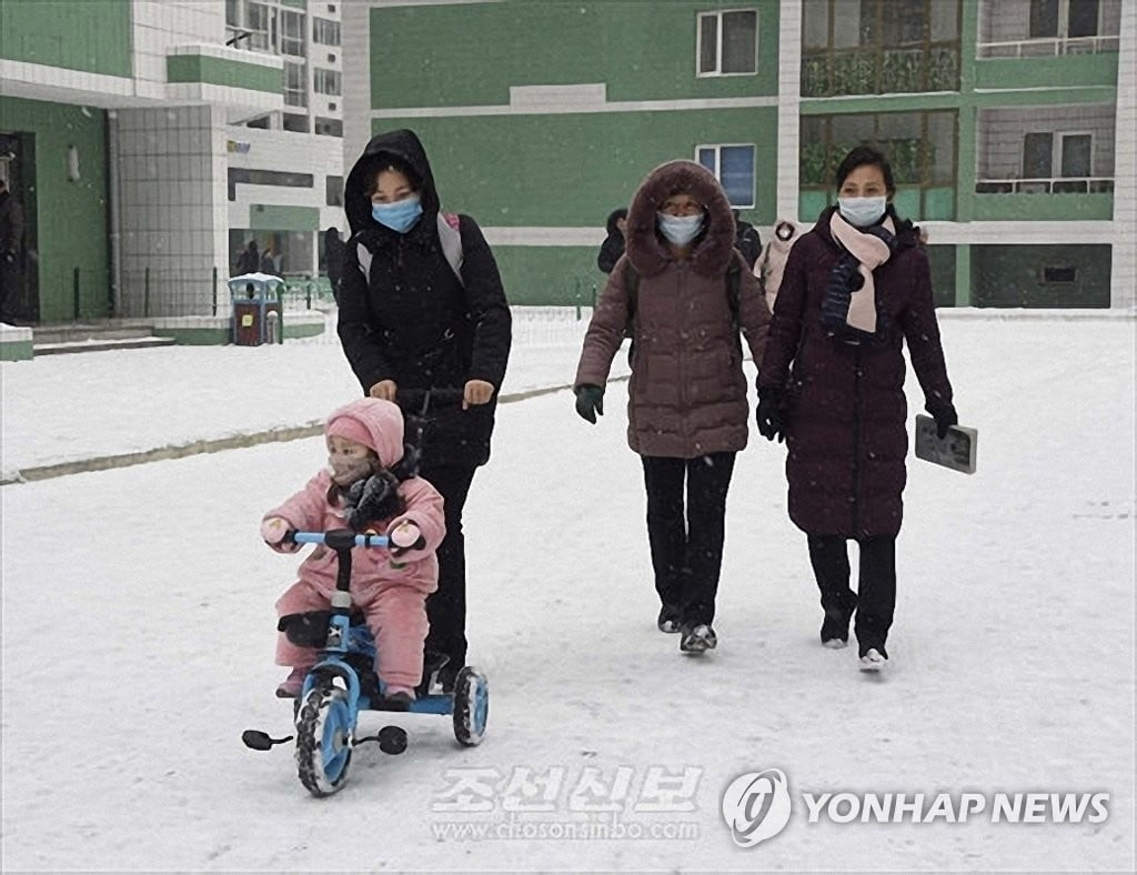 북한 "코로나19 감염자 없다" 강조...주민들엔 "정신 못차려"