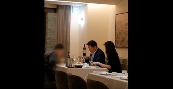 최태원 SK회장의 사생활 의혹을 제기한 `김용호 연예부장` 유튜브 화면 캡쳐.