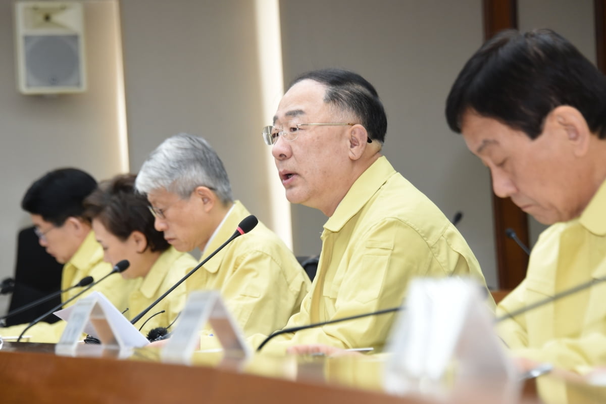 홍남기 부총리 "추경 편성 필요하다고 판단…속도감있게 검토"