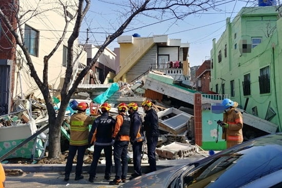 부산 연산동 단독주택 철거 중 붕괴…5명 매몰·2명 구조