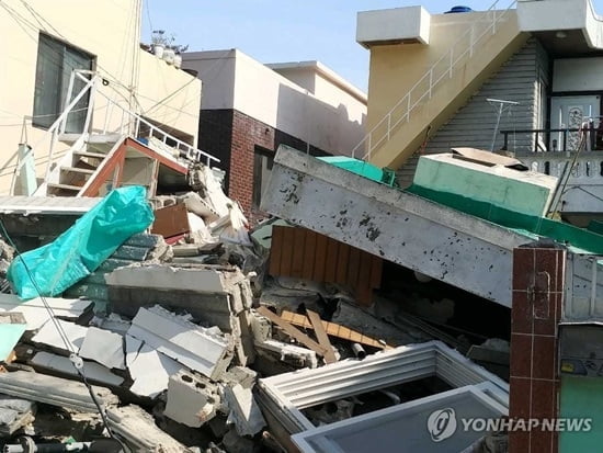 부산 연산동 주택붕괴 매몰자 2명 의식 있어…1명 미확인