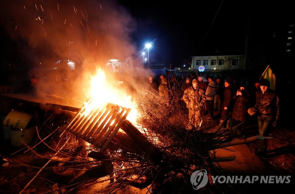 "체르노빌에 수용시켜라"…우한탈출 자국민 향해 돌 던진 우크라 주민들