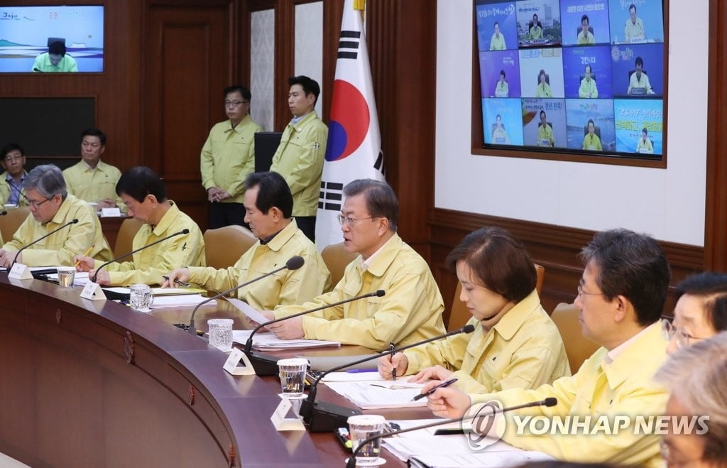 문대통령 "전례없는 강력 대응"…코로나19 `심각` 단계 격상