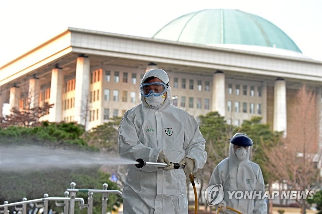 국회 "확진자 나온 토론회 참석자 400여명 추정…청사 폐쇄"