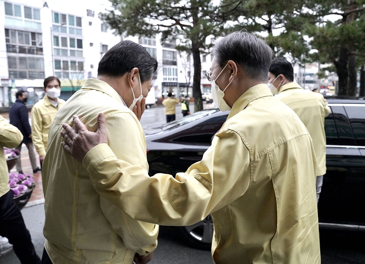 대구 남구청장 눈물…문 대통령 "힘내세요" 위로