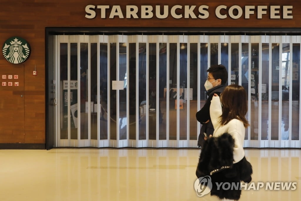 中 신규 확진자 `급감`...스타벅스, 중국 매장 85% 다시 문 열어