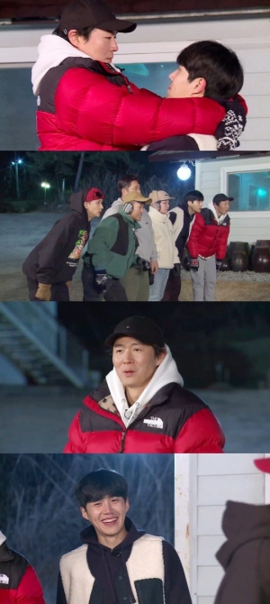 '1박 2일' 연정훈X김선호, 손하트부터 허그까지 스킨십 대파티 '짝꿍 요가'