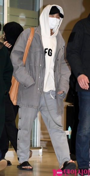 [TEN PHOTO]방탄소년단 RM &#39;포기못하는 슬리퍼 공항패션&#39;