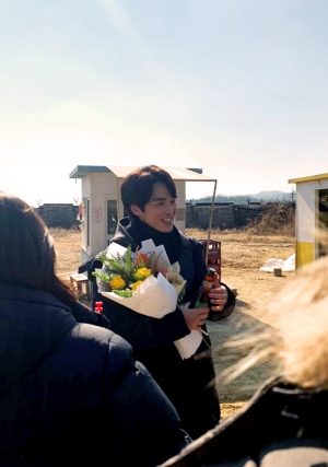 김정현 “'사랑의 불시착'은 내 인생의 교과서”...꽃다발 들고 '활짝'