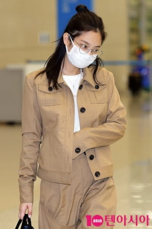 [TEN PHOTO]블랙핑크 제니 &#39;내추럴한 공항 패션&#39;