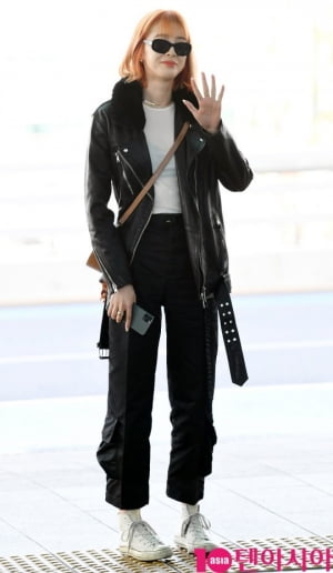 [TEN PHOTO]모델 아이린 &#39;깔끔한 블랙&화이트 공항패션&#39;