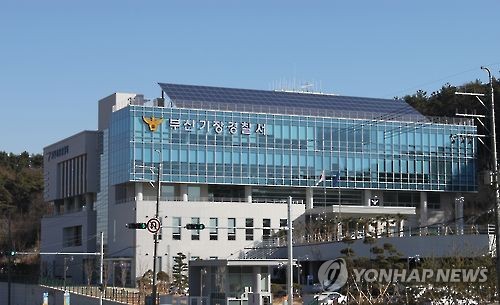 부산서 승용차가 가드레일 들이받고 불…운전자 부상