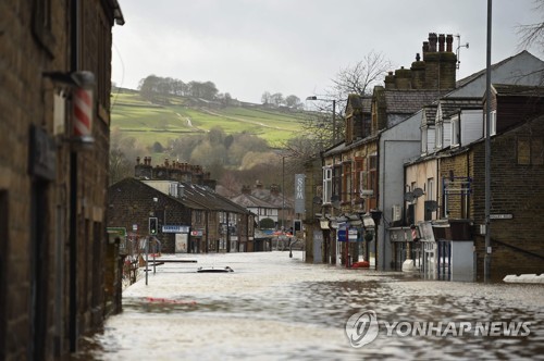 겨울 태풍 찾아온 영국, 홍수·돌풍에 출근길 혼란