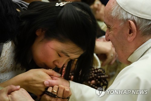 교황, 사제독신제 전통 손 안 대기로…결혼한 남성 사제 불허