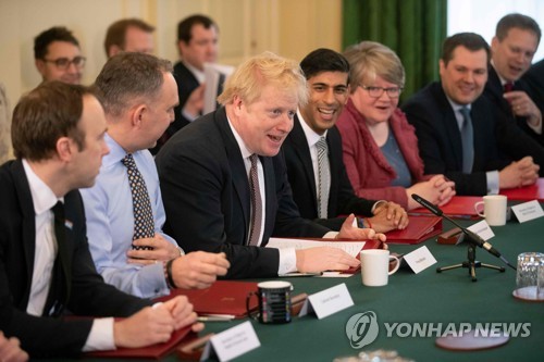 영국 존슨, 개각 후 첫 내각회의 "국민에 한 약속 지키자"