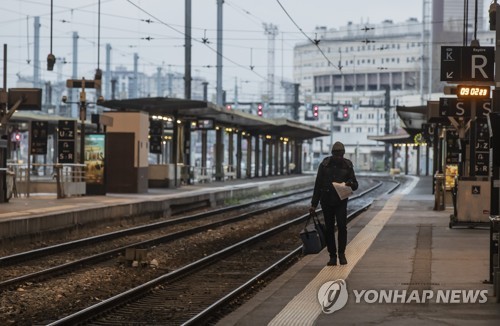 프랑스 파리 리옹역 인근 화재…역사 대피령