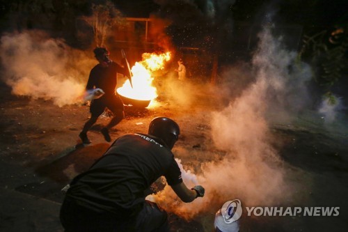 칠레서 경찰차 사고로 축구 팬 사망하자 혼란 격화