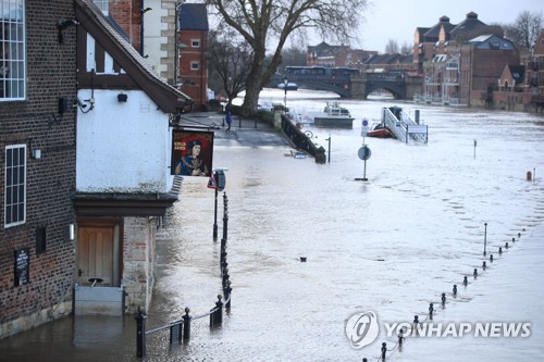겨울 태풍 찾아온 영국, 홍수·돌풍에 출근길 혼란