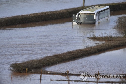 영국, 태풍 데니스 영향에 600여곳 홍수주의보 지속