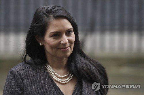 영국 내무부 차관, 장관과 알력에 사퇴…정부 상대 소송 계획