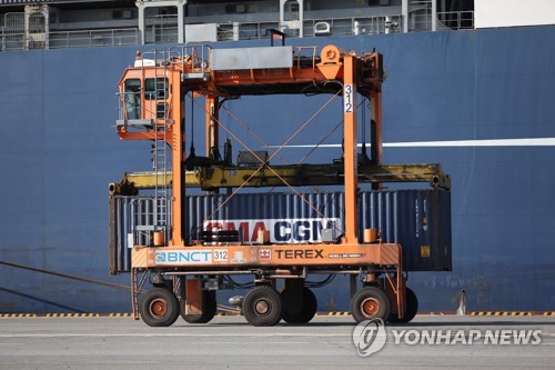 부산항 하역장비 스트래들 캐리어 운전자격 마련 시급