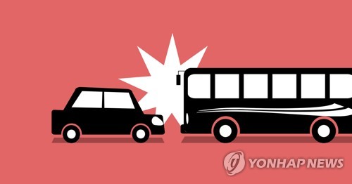 경북 예천서 승용차·미니버스 충돌…1명 숨져