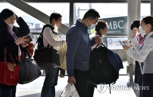 일본도 마스크 품귀현상…인터넷서 10배 이상 가격에 팔려