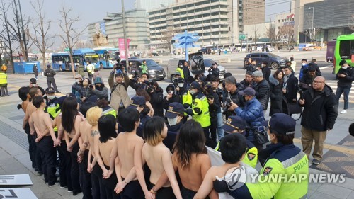 "달콤한 초콜릿 뒤엔 동물 고통"…도심에서 상의 탈의 퍼포먼스