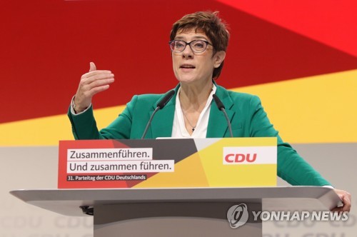 '극우 전략'에 휘말린 독일 기민당 대표, 차기 총리 불출마