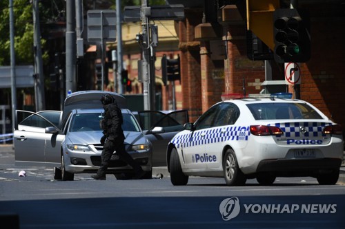 호주 멜버른 번화가 막고 차량 올라가 소란 피운 남성 체포