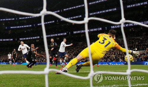 손흥민, 열흘 만에 반전의 3경기 연속골…다시 '손세이셔널'