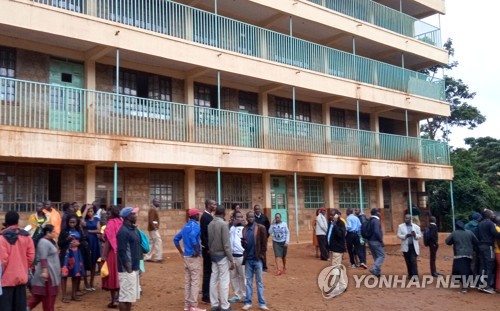 케냐 초등학생 13명 압사…"교사 체벌 피하려다 넘어져"