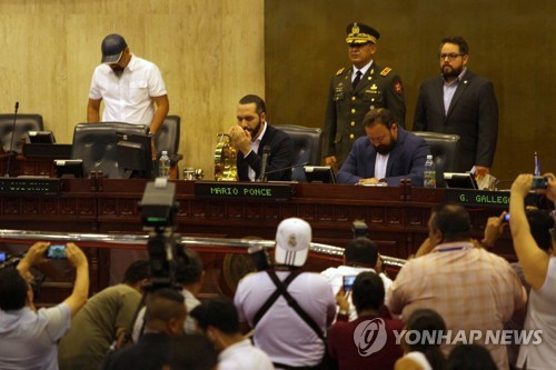 무장 군인 대동하고 국회 들어간 엘살바도르 대통령(종합)