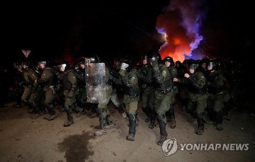 "체르노빌 보내라" 우한탈출 자국민들에 돌 던진 우크라 주민들(종합)