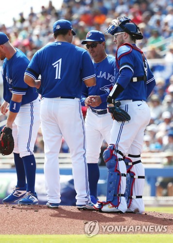 류현진 동료 야마구치, MLB 시범경기 첫 등판서 ⅔이닝 3실점