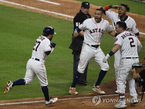 산체스 '사인 훔치기' 의혹 알투베 조롱…"나라면 바지 찢겨도"