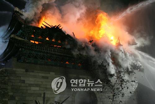 [순간포착] 억장 무너진 '국보 1호' 숭례문 화재 붕괴
