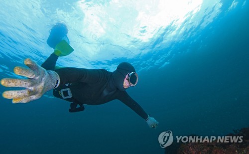 제주 마라도에 98세 현직 해녀…고령화로 감소추세