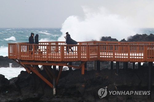 제주 바다엔 풍랑특보, 육상엔 강풍·호우특보