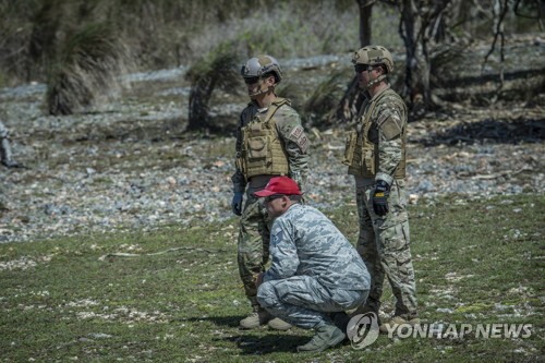 공군, 괌에서 미·일과 공병작전 훈련…'활주로 피해 복구'