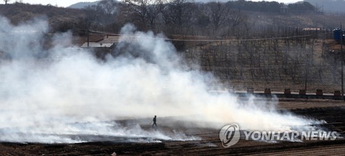 "논밭 태우기, 해충 방지 효과 없고 불법…하지 마세요"