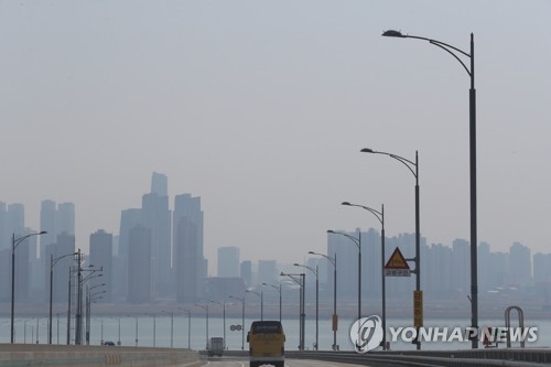 봄처럼 포근한 낮…중부·일부 남부 미세먼지 '나쁨'